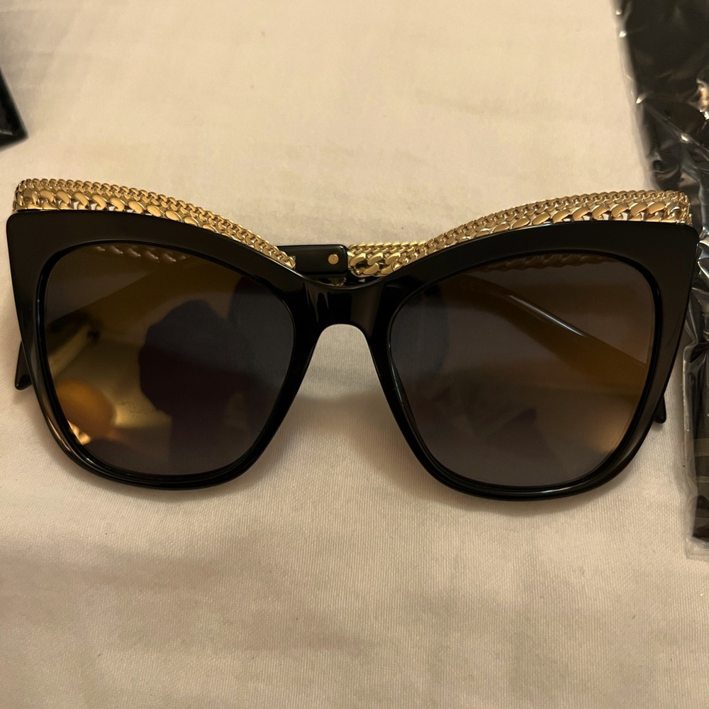 Moschino gold